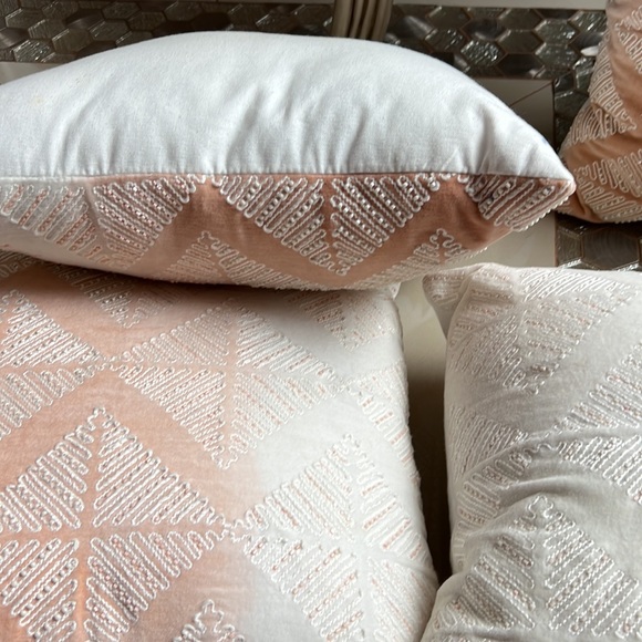 Ombré pink and white throw accent pillows - Picture 4 of 4